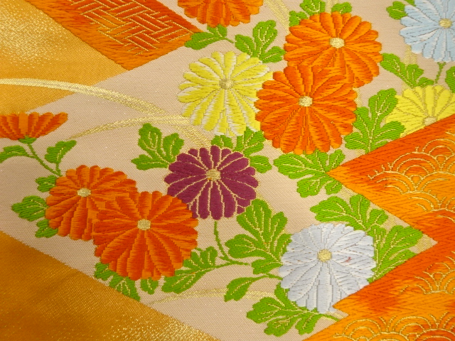  菊に古典柄織り出し　名古屋帯